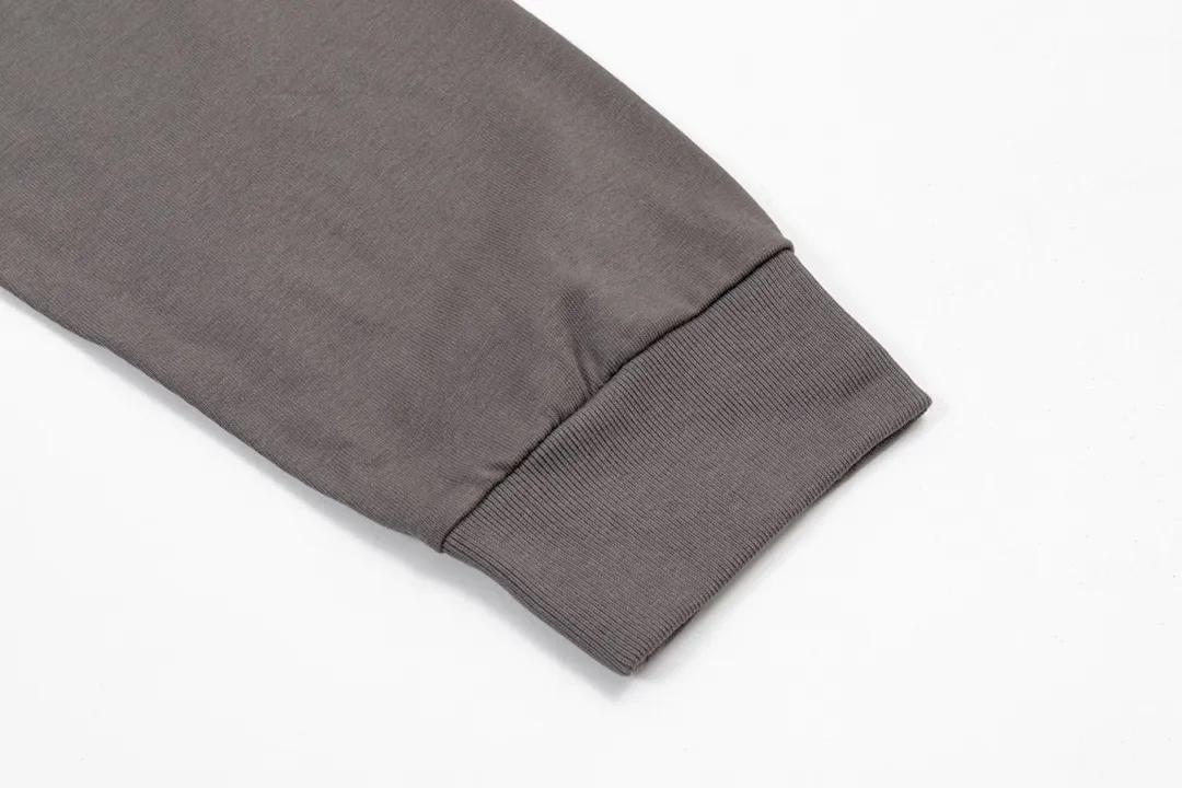 P200 CHROME HEARTS LoGo is fashionable and elegant, with a dropped shoulder style. The fabric is made of 26s double-yarn combed cotton compact spinning yarn with a weight of 280. It is matched with 1*1 Salona rib. The fabric is fermented and has a loose fit. Color: dark gray size: S～XXL